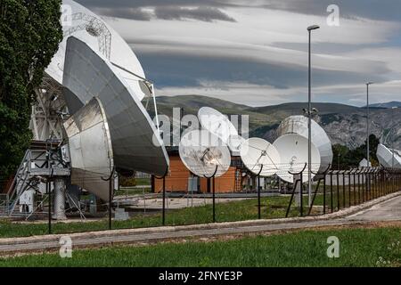 Centro spaziale Telespazio a Fucino. Antenna parabolica per i satelliti in orbita e i servizi di telecomunicazione. Abruzzo, Italia, Europa Foto Stock