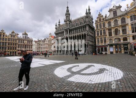 (210520) -- BRUXELLES, 20 maggio 2021 (Xinhua) -- UN uomo guarda il suo cellulare sulla Grand Place a Bruxelles, Belgio, 19 maggio 2021. La Commissione europea, il braccio esecutivo dell'UE, ha rivelato il suo rapporto di previsione economica della primavera 2021 mercoledì, proiettando l'economia dell'UE a crescere del 4.2% nel 2021 e del 4.4% nel 2022, entrambi superiori alle stime precedenti, in quanto il blocco sta riconquistando fiducia in un lancio più rapido del vaccino COVID-19. (Xinhua/Zheng Huansong) Foto Stock