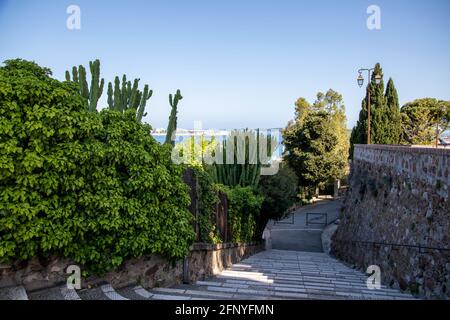 Vista sulla baia di Cannes verso le isole di Lerins sulla Costa Azzurra dal centro storico di le Suquet. Foto Stock