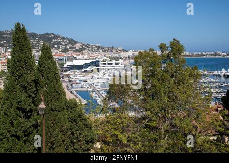 Vista sul porto di Cannes sulla Riviera francese Dal centro storico di le Suquet verso il Palais Des Festivals Foto Stock