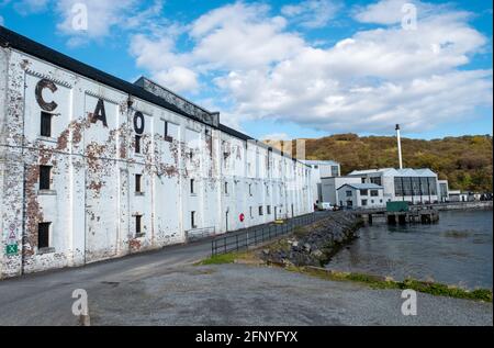 Caol Ila Distillery Islay, con vista sul suono di Islay. Costruito nel 1846, Caol Ila è la più grande delle distillerie attive sull'isola di Islay. Foto Stock