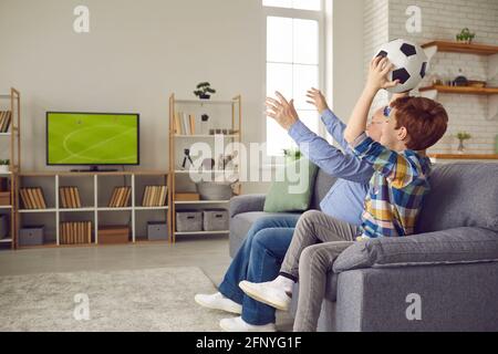 Nonno anziano e nonno presenuto fan guardando partita di calcio a. casa Foto Stock
