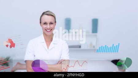 Composizione del trattamento di dati medici sopra sorridente medico femminile Foto Stock