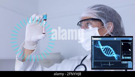 Composizione dello scopo, schermo con dna sopra medico in tuta ppe contenente la provetta per test covid 19 Foto Stock