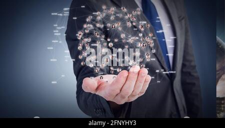 Composizione dei collegamenti con le fotografie della gente che formano il globo sopra il businessman mano Foto Stock