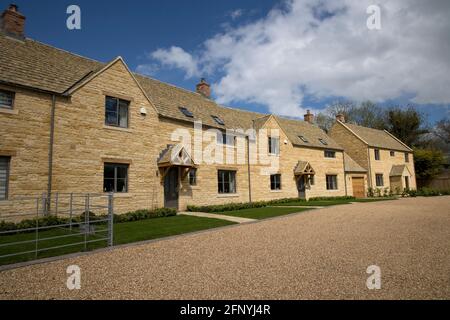 Attraenti case in pietra di Cotswood, nuove e tradizionali, collegate in un ambiente rurale Chipping Campden UK Foto Stock