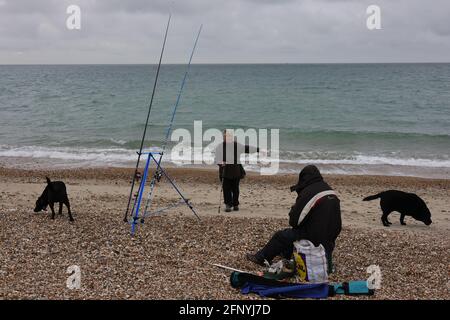 Persone che parlano sulla spiaggia, Regno Unito. Foto Stock
