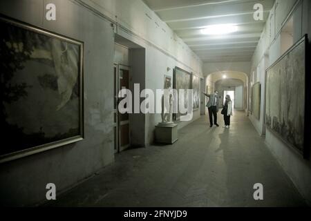 KIEV, UCRAINA - 18 MAGGIO 2021 - i dipinti pendono nel corridoio all'Accademia Nazionale Ucraina di Belle Arti e architettura, Kiev, capitale di Ukrain Foto Stock