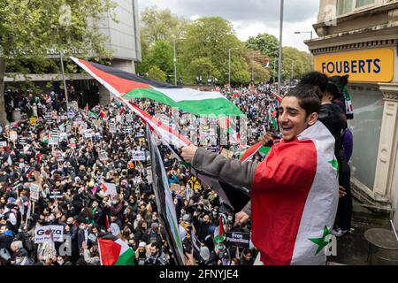 I manifestanti hanno ondulato bandiere sulla folla dal lato dell'edificio, protesta di solidarietà 'Palestina libera', Londra, 15 maggio 2021 Foto Stock