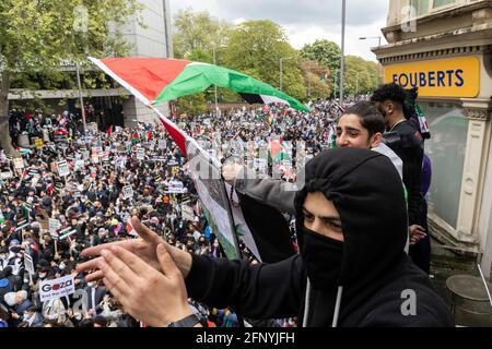 Manifestanti acclamano e si battono bandiere sulla folla, protesta di solidarietà 'Palestina libera', Londra, 15 maggio 2021 Foto Stock