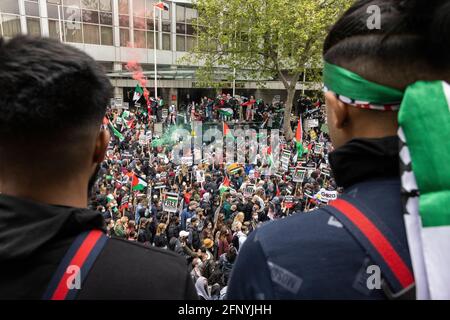 Due manifestanti che guardano dall'alto alla folla, la protesta di solidarietà della "Palestina libera", Londra, 15 maggio 2021 Foto Stock