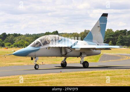 Aermacchi M346 prototipo 002 subsonico da addestramento avanzato a due posti e aereo da caccia leggero originariamente sviluppato da Yakovlev e Aermacchi Foto Stock