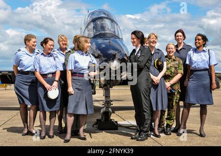 Carriere femminili nelle forze armate. Donne di vari mestieri e occupazioni all'interno della Royal Air Force che promuove la carriera militare. RAF Hawk T1 Foto Stock