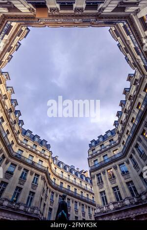 Parigi, Francia - 28 gennaio 2021: Place Edouard VII La piazza prende il nome dalla regina Victoria figlio - Edward VII Piazza adornata con statua equestre di Edwa Foto Stock