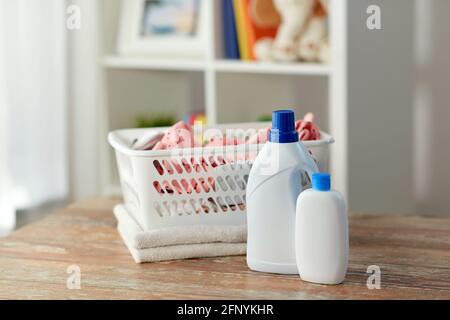 vestiti per bambini nel cestello di lavanderia con detersivo Foto Stock