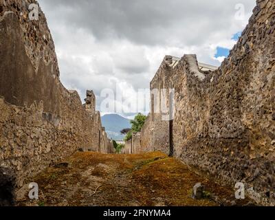 Vicolo di Ottavio Quartio e il Vesuvio sullo sfondo - Sito archeologico di Pompei, Italia Foto Stock