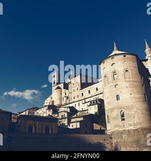 Urbino, Italia - 17 giugno 2020: Facciata del Palazzo Ducale. Vista da Mercatale al tramonto Foto Stock