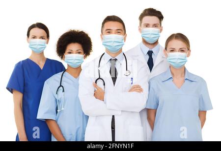 medici e infermieri in maschere mediche protettive Foto Stock