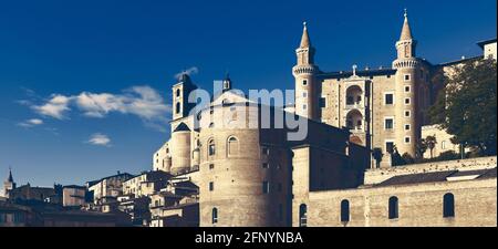 Urbino, Italia - 17 giugno 2020: Facciata del Palazzo Ducale. Vista da Mercatale al tramonto Foto Stock