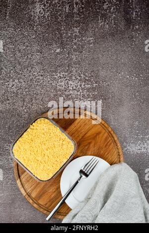 Insalata russa tradizionale Mimosa con verdure e pesce. Insalata a strati con patate, tonno, carote, cipolla, uova e maionese. Foto Stock