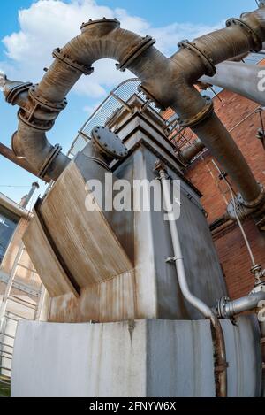 Atene, Attica, Grecia. I vecchi impianti di produzione di gas arrugginiti del Museo del gas industriale di Technopolis - quartiere Gazi nella città di Atene. Foto Stock