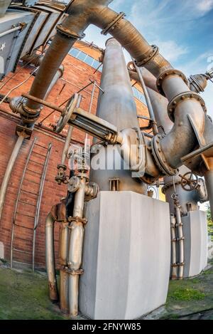 Atene, Attica, Grecia. I vecchi impianti di produzione di gas arrugginiti del Museo del gas industriale di Technopolis - quartiere Gazi nella città di Atene. Foto Stock