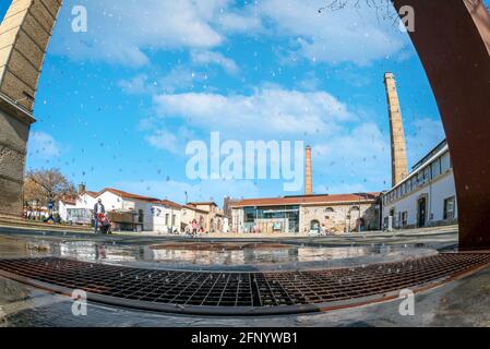 Atene, Attica, Grecia. I vecchi impianti a gas della zona di Technopolis - Gazi ad Atene, visti dietro la cortina d'acqua Foto Stock