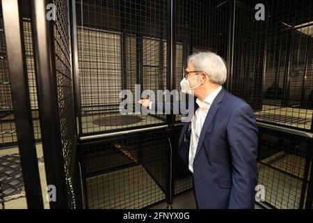 20 maggio 2021, Turingia, Bad Köstritz: Georg Maier (SPD), ministro dell'interno della Turingia, si trova in una sala di formazione gabbie per simulare un tunnel in cui le operazioni sono praticate. La scuola festeggia il suo trentesimo anniversario. Foto: Bodo Schackow/dpa-Zentralbild/dpa Foto Stock