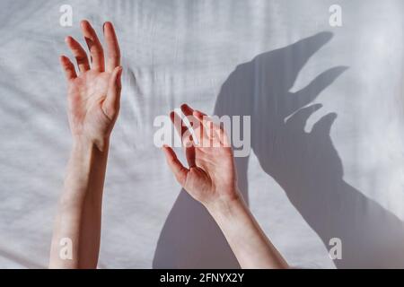 Mano della donna che si allunga su sfondo bianco. Foto Stock