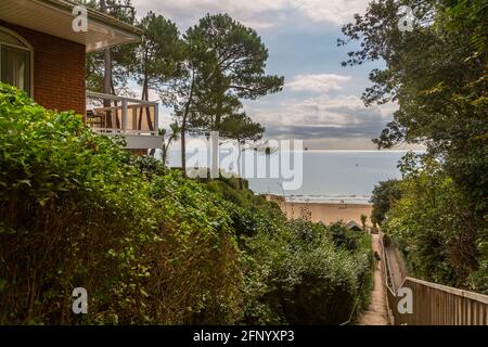 Vista della proprietà che domina la spiaggia in Banksome, Bournemouth, Dorset, Inghilterra, Regno Unito, Europa Foto Stock