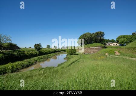 Palmanova, Italia. 18 maggio 2021. Gli antichi bastioni delle fortificazioni e il fossato che circonda la città Foto Stock