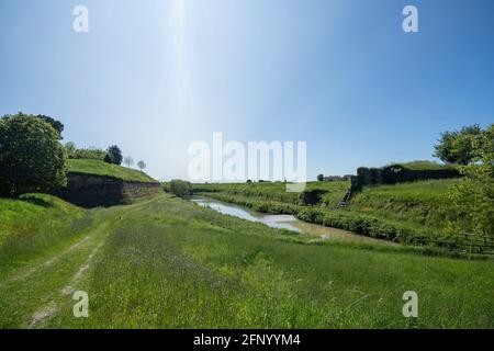 Palmanova, Italia. 18 maggio 2021. Gli antichi bastioni delle fortificazioni e il fossato che circonda la città Foto Stock