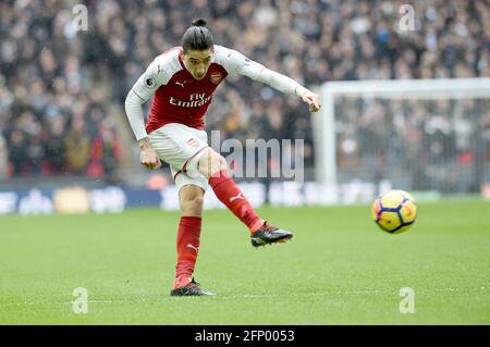 Hector Bellerin of Arsenal spara durante la partita della Premier League tra Tottenham Hotspur e Arsenal al al Wembley Stadium di Londra. 10 Feb 2018 - solo per uso editoriale. Nessuna merchandising. Per le immagini di calcio si applicano restrizioni fa e Premier League inc. Nessun utilizzo di Internet/mobile senza licenza FAPL - per i dettagli contattare Football Dataco Foto Stock