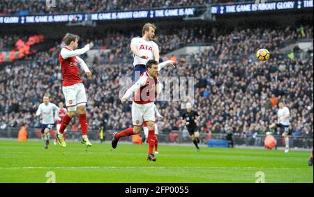 Harry Kane degli Spurs è in testa al primo gol durante la partita di Premier League tra il Tottenham Hotspur e l'Arsenal allo stadio Wembley di Londra. 10 feb 2018 foto Simon Dack / Telefoto immagini - solo per uso editoriale. Niente merchandising. Per le immagini di calcio si applicano restrizioni fa e Premier League inc. Non è consentito l'utilizzo di Internet/dispositivi mobili senza licenza FAPL. Per ulteriori dettagli, contattare Football Dataco Foto Stock