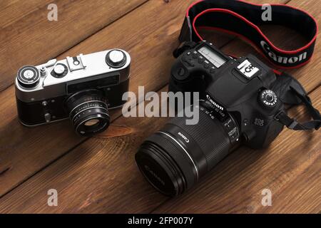 Kiev, Ucraina - 21 gennaio 2019: Due telecamere sullo sfondo di legno. Fotocamera Canon Foto Stock