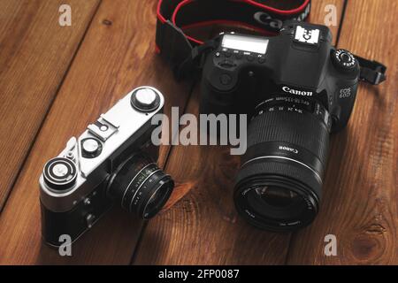 Kiev, Ucraina - 21 gennaio 2019: Due telecamere sullo sfondo di legno. Fotocamera Canon Foto Stock