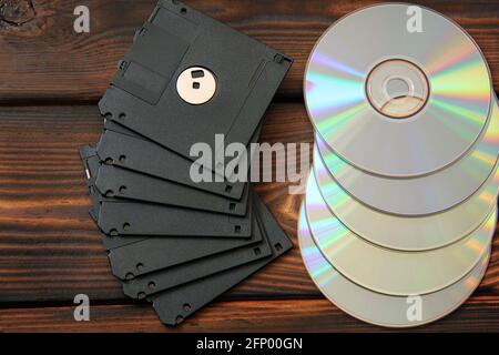 Floppy disk e dischi su sfondo di legno Foto Stock