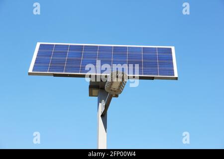 Batteria solare contro il cielo. Batteria solare e lampada a diodo Foto Stock