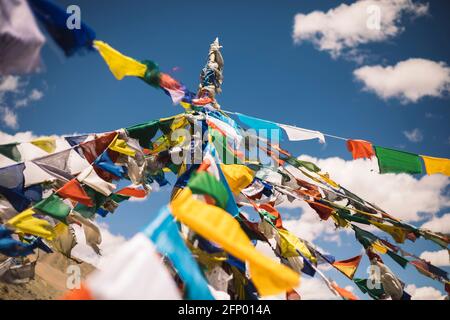 Bandiere di preghiera, Passo di Baralacha, Himachal Pradesh, India Foto Stock