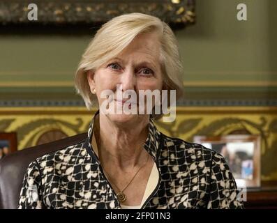 Nancy McEldowney, Consulente per la sicurezza nazionale del Vice Presidente degli Stati Uniti Kamala Harris guarda come il Vice Presidente rilascia le osservazioni durante un incontro con i membri della Diaspora guatemalteca presso l'Ufficio Ceremoniale dei Vice Presidenti mercoledì 19 maggio 2021.Credit: Jemal Countess / Pool via CNP /MediaPunch Foto Stock