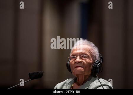 Viola Fletcher, il più antico sopravvissuto vivente del massacro di Tulsa Race ascolta suo fratello Hughes Van Ellis, un sopravvissuto al massacro di Tulsa Race e veterano della seconda guerra mondiale, dare la sua testimonianza come appaiono davanti a un Comitato della Camera sul potere giudiziario; La sottocommissione sulla Costituzione, i diritti civili e le libertà civili ha ascoltato "la continua ingiustizia: Il centenario del massacro di Tulsa-Greenwood Race" presso il Campidoglio degli Stati Uniti a Washington, DC, mercoledì 19 maggio 2021. Credito: Rod Lamkey / CNP /MediaPunch Foto Stock