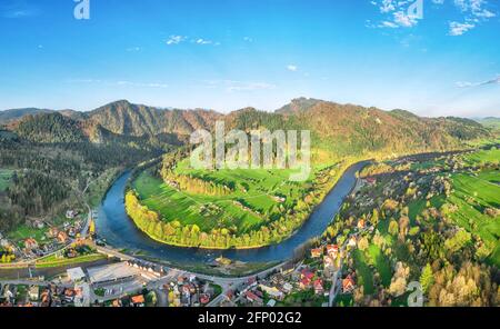 Vista aerea della curva del fiume Dunajec e del monte Sokolica da Szczawnica, Pieniny, Polonia Foto Stock