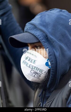 Profilo ritratto del protestore in maschera, protesta di solidarietà 'Palestina libera', Londra, 15 maggio 2021 Foto Stock