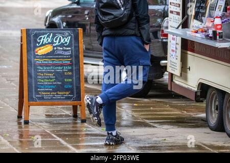 Hot Dog Burger trailer, Mobile Catering Burger Van, hamburger e hot dog cucinati, servizio di distributori automatici di cibo in una giornata di pioggia a Fishergate Preston, Lancashire. UK Weather 20 maggio 2021. Foto Stock