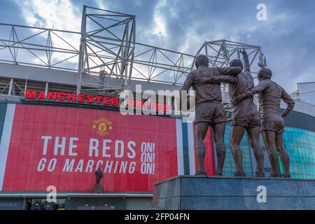 Vista della statua e dell'esterno dell'Old Trafford Football Stadium. Salford, Manchester, Inghilterra, Regno Unito, Europa Foto Stock