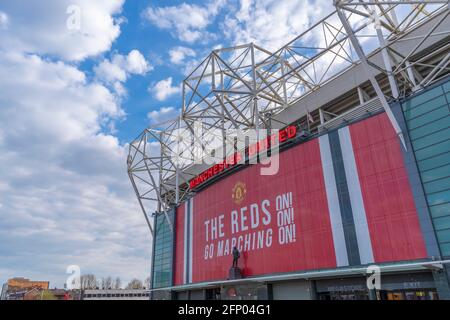 Vista della statua e dell'esterno dell'Old Trafford Football Stadium. Salford, Manchester, Inghilterra, Regno Unito, Europa Foto Stock
