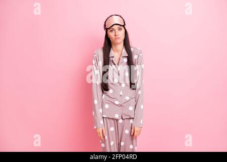 Foto di stanca infelice giovane donna punteggiata Sleepwear maschera in anticipo svegliati con uno sfondo di colore rosa pastello isolato Foto Stock