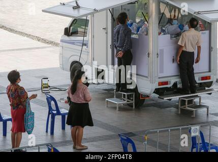 Bangkok, Thailandia. 20 maggio 2021. Gli operatori sanitari raccolgono campioni di tamponi nasali da persone in un veicolo di test mobile durante l'operazione di test Covid19 a Bangkok. 25 nuovi decessi di Covid-19 sono stati riportati nelle ultime 24 ore, portando il numero a 703, e 2,636 nuovi casi, portando il totale a 119,585, il Ministero della Sanità pubblica ha riferito Giovedi mattina. Sono state rilevate 1,965 infezioni tra il pubblico e 671 nelle carceri. (Foto di Chaiwat Subprasom/SOPA Images/Sipa USA) Credit: Sipa USA/Alamy Live News Foto Stock