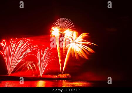 Fuochi d'artificio che esplodono sul North Pier a Blackpool Foto Stock