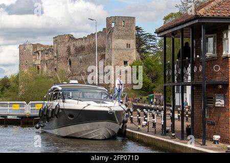 Una moderna ed elegante barca a motore che passa attraverso la chiusa cittadina di Newark. Foto Stock